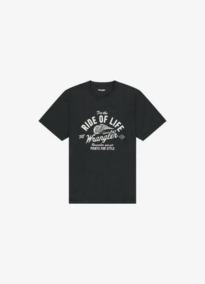 T-shirt nera in cotone con maniche corte e collo rotondo. La parte frontale presenta testo e grafiche bianche, tra cui "Per il RIDE OF LIFE" e "Wrangler."