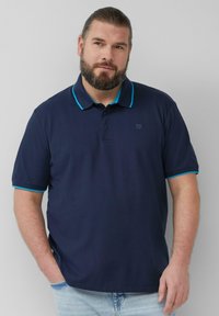 Granatowa koszulka polo z bawełny, z kontrastowym turkusowym kołnierzykiem i mankietami, dwoma guzikami oraz małym logo na klatce piersiowej.