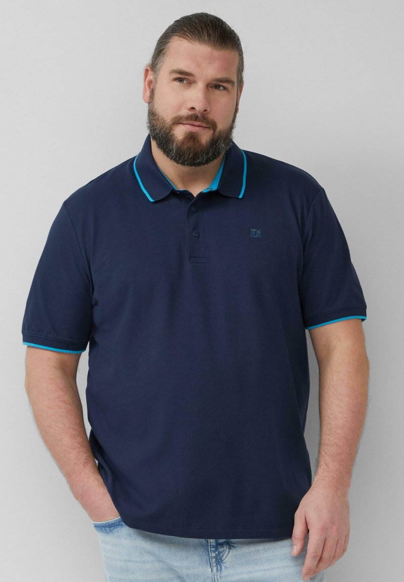 Granatowa koszulka polo z bawełny, z kontrastowym turkusowym kołnierzykiem i mankietami, dwoma guzikami oraz małym logo na klatce piersiowej.