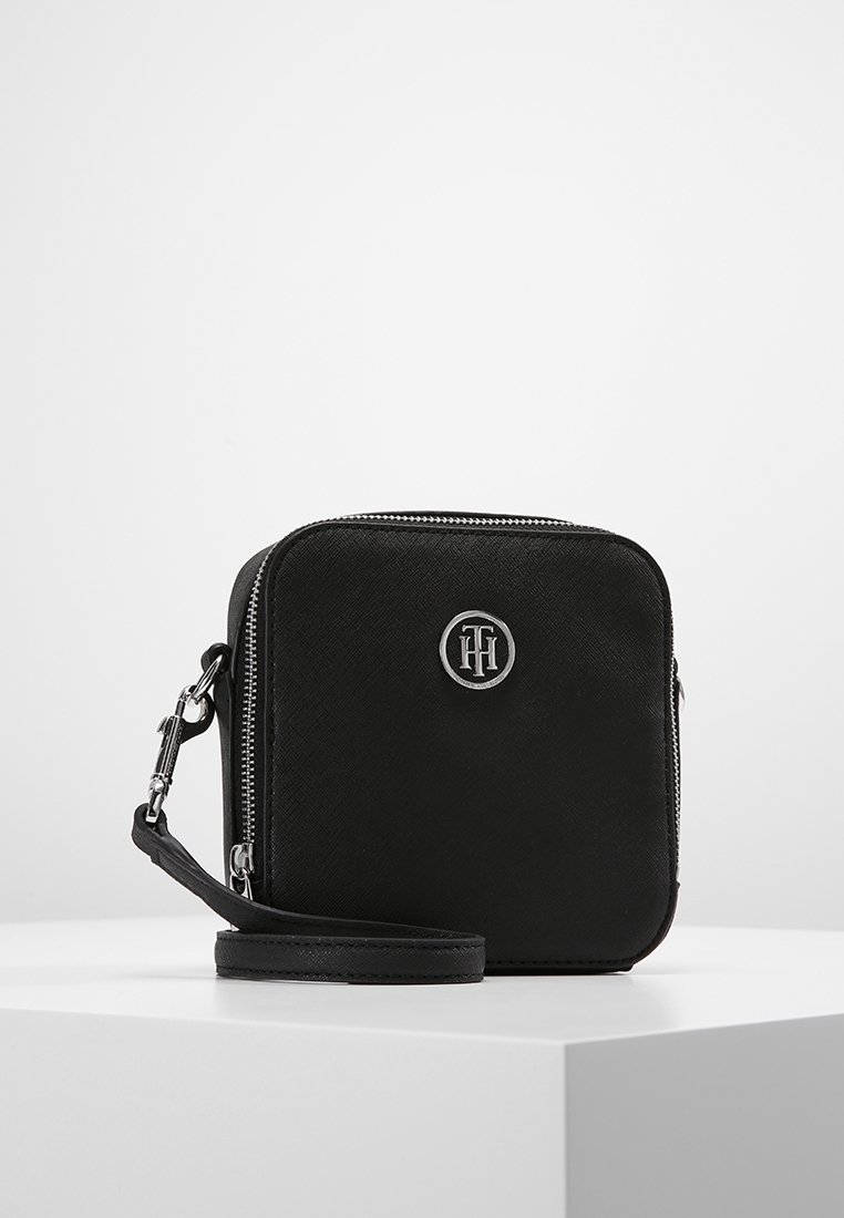 Borsa a tracolla nera realizzata in materiale texture con un accento del logo in argento, dotata di chiusura con zip e tracolla rimovibile.