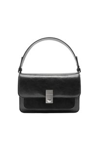 Czarna skórzana torebka o gładkim wykończeniu, zamykana na klapę, z elementami w srebrnym kolorze oraz usztywnioną konstrukcją i odpinanym paskiem na ramię.