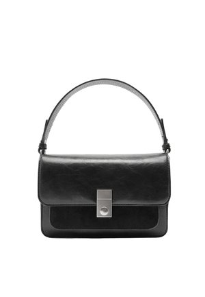 Czarna skórzana torebka o gładkim wykończeniu, zamykana na klapę, z elementami w srebrnym kolorze oraz usztywnioną konstrukcją i odpinanym paskiem na ramię.