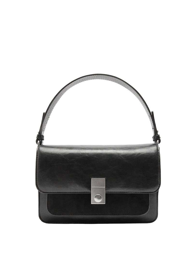 Czarna skórzana torebka o gładkim wykończeniu, zamykana na klapę, z elementami w srebrnym kolorze oraz usztywnioną konstrukcją i odpinanym paskiem na ramię.