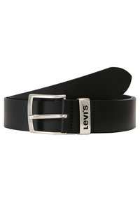 Zwarte leren riem met een zilveren metalen gesp, voorzien van een merklogo. Het ontwerp is eenvoudig met een gladde textuur en rechte, taps toelopende uiteinden.