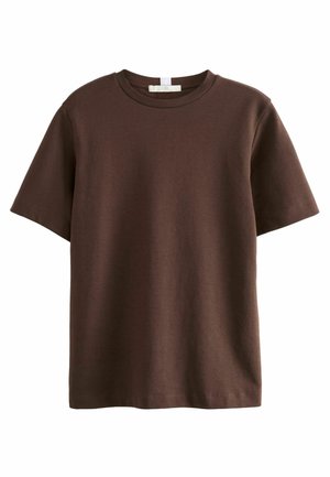 Brązowy bawełniany T-shirt z krótkim rękawem, okrągłym dekoltem i białą metką widoczną wewnątrz kołnierza.