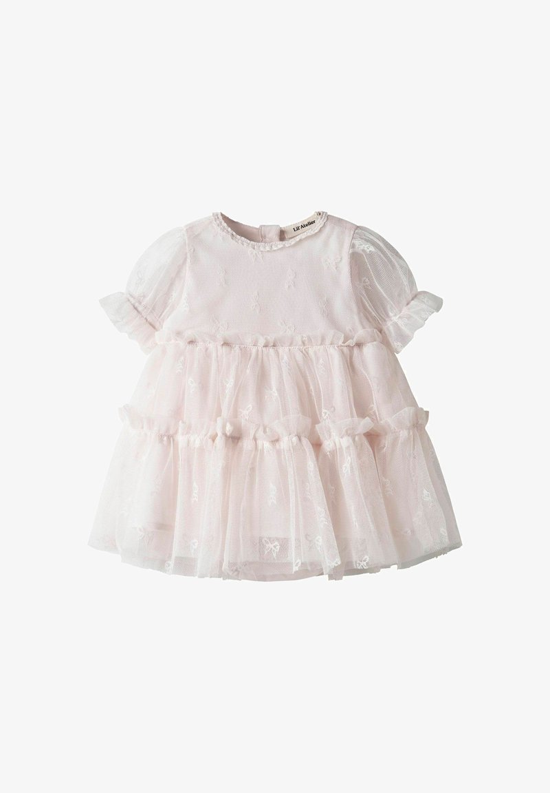 Svijetloružičasta haljina od slojevite tila s puf rukavima, s volanima na rubu i cvjetnom vezom po cijeloj površini. Zatvaranje na dugmad straga.