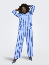 Svetlo modra črtasta bluzo z ohlapnim krojem in V-izrezom, kombinirana z širokimi hlačami. Gladka tkanina z temno modrimi navpičnimi črtami.