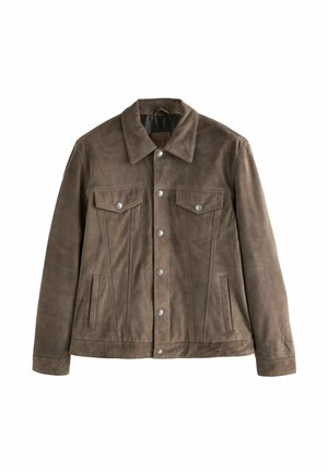 Giacca in suede marrone con colletto classico, due tasche sul petto e tasche laterali. Presenta bottoni a scatto argentati e dettagli di cuciture verticali.