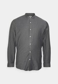 Camisa de manga larga en tela gris oscuro, con cuello alto, cierre de botones y una textura suave con detalles de costura sutiles.