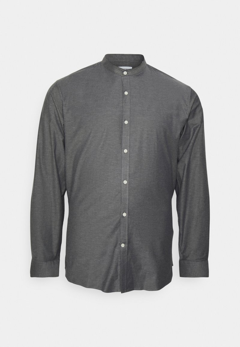 Camisa de manga larga en tela gris oscuro, con cuello alto, cierre de botones y una textura suave con detalles de costura sutiles.