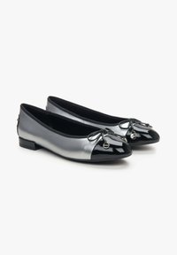 Błyszczące czarne i szare baleriny z okrągłym noskiem, kokardką i metalicznymi akcentami. Posiadają niski, blokowy obcas dla większej stabilności.