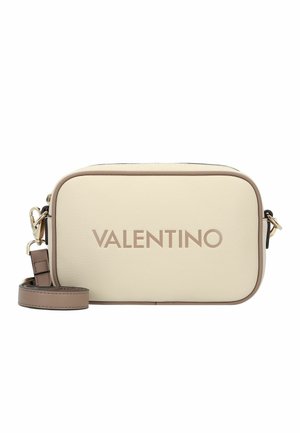 Cremefarbene Leder-Umhängetasche mit Reißverschluss oben, beigen Akzenten, goldenen Beschlägen und dem auffälligen "VALENTINO"-Logo auf der Vorderseite. Mit verstellbarem Schulterriemen.