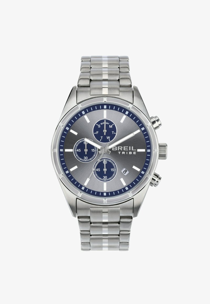 Montre chronographe en acier inoxydable avec un cadran argenté et bleu marine, trois sous-cadrans, affichage de la date et bracelet en maillons métalliques.