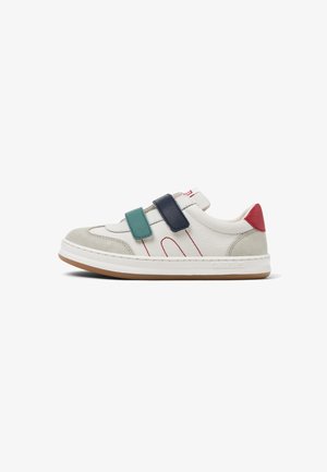 Sneaker bianca bassa con punta e tallone in suede grigio, linguetta rossa sul tallone, strisce in velcro verde e blu navy, cuciture rosse e suola in gomma.