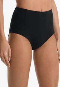 Černé bikinové kalhotky s vysokým pasem vyrobené z hladkého materiálu, s klasickým designem bez ozdob nebo vzorů, poskytující plné pokrytí.