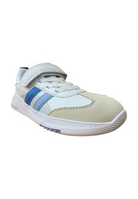 Zapatilla deportiva blanca con rayas azules, con parte superior sintética, puntera texturizada y correa de Velcro para un ajuste seguro. Suela de goma.