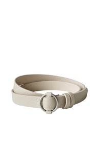 Ljust beige läderbälte med en strukturerad yta, utrustat med en cirkulär spänne i silverfärg och en svept accent nära stängningen.