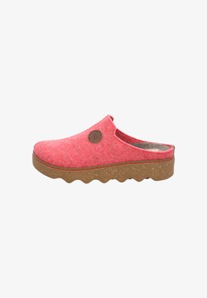 Rode vilten klomp met een ronde neus, bruine textuurlijke zool en een decoratieve logo-label op de bovenkant. Kenmerkend is het instapontwerp en de zachte binnenkant.
