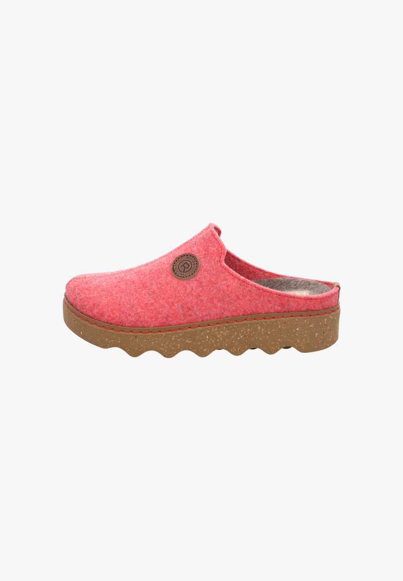 Czerwony filcowy klump z zaokrąglonym noskiem, brązową teksturowaną podeszwą i ozdobną łatą z logo na wierzchu. Posiada klapkę do łatwego zakładania i miękkie wnętrze.