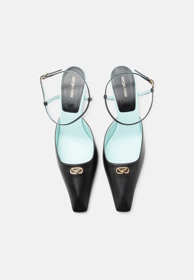 Μαύρα δερμάτινα πέδιλα με λουράκι πίσω, τετράγωνες μύτες, διακόσμηση με χρυσό λογότυπο στο μπροστινό μέρος και ανοιχτό μπλε πάτοι με το όνομα της μάρκας.