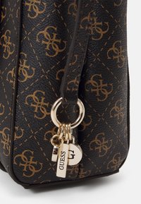 Borsa a tracolla marrone con una fantasia a monogramma, realizzata in materiale sintetico testurizzato, con accessori in metallo dorato e un attacco per portachiavi.