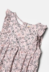 Abito senza maniche rosa con spalle arricciate e stampa floreale in tonalità di verde, viola e pesco su tessuto testurizzato.