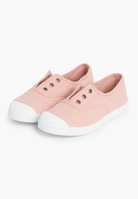 Chaussures slip-on en toile de couleur rose doux avec semelles en caoutchouc blanches. Comprend des œillets en métal et un design de bout arrondi.