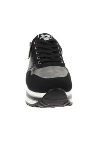 Zapatilla negra con acentos grises, parte superior texturizada, diseño de cordones, cierre con cremallera lateral y suela con franjas blancas. Material duradero.