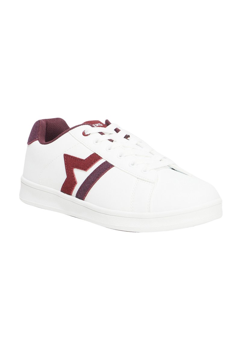 Sneaker bianca con accenti bordeaux, caratterizzata da un design a forma di stella, chiusura con lacci e tessuto testurizzato sul tallone. Suola in gomma a profilo basso.