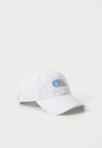 White baseball cap featuring an embroidered logo with blue, pink, and green triangular accents on the front. Cotton material, adjustable strap.