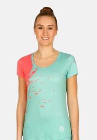 Camiseta turquesa y coral con escote redondeado, mangas cortas y un patrón salpicado. Tejido ligero con un logo en el dobladillo.