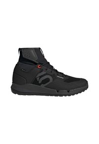Czarne buty typu wysokie sneakersy z górą z siateczki i syntetyku, z czerwonymi akcentami i teksturowaną podeszwą dla lepszej przyczepności. Projekt obejmuje wzmocnione przeszycia.