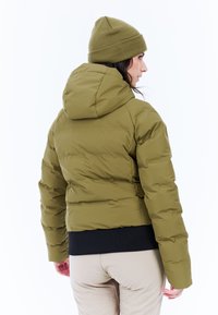 Olivgrüne Steppjacke mit Kapuze und geripptem schwarzen Saum. Sie hat eine glatte, glänzende Textur und ein gestepptes Design, geeignet für kaltes Wetter.