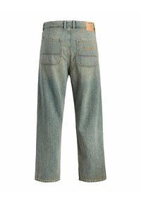 Lyseblå jeans med rette ben, to baklommer med lapp, linning med beltehemper og en liten tan-merkelapp over høyre lomme.