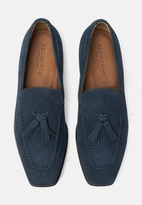 Muške tamnoplave gamuše cipele sa detaljem od resica i smeškim kožnim ulošcima otisnutim "Scarosso Made in Italy."