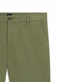 Pantalones verde oliva con un tejido texturizado, con cierre de botón, trabillas para cinturón y bolsillos laterales. Diseño entallado con líneas limpias.