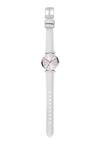 Zilveren analoge horloge met een ronde wijzerplaat, witte wijzerplaat, roze en blauwe accenten, en een gestructureerde zilveren band. Gespsluiting met meerdere gaatjes.