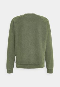 Sudadera verde con un cuello redondo acanalado, mangas largas y un acabado suave y texturizado. Presenta un ajuste ligeramente relajado y sin marcas visibles.