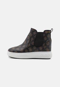 Stivaletti nero e marrone con tomaia sintetica strutturata che presenta un motivo a logo, pannelli laterali elasticizzati e suola in gomma bianca.