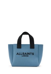Niebieska torba na ramię z czarnymi uchwytami i wyraźnym czarnym logo "ALLSAINTS LONDON" z przodu. Kompaktowy prostokątny kształt i teksturowana powierzchnia.