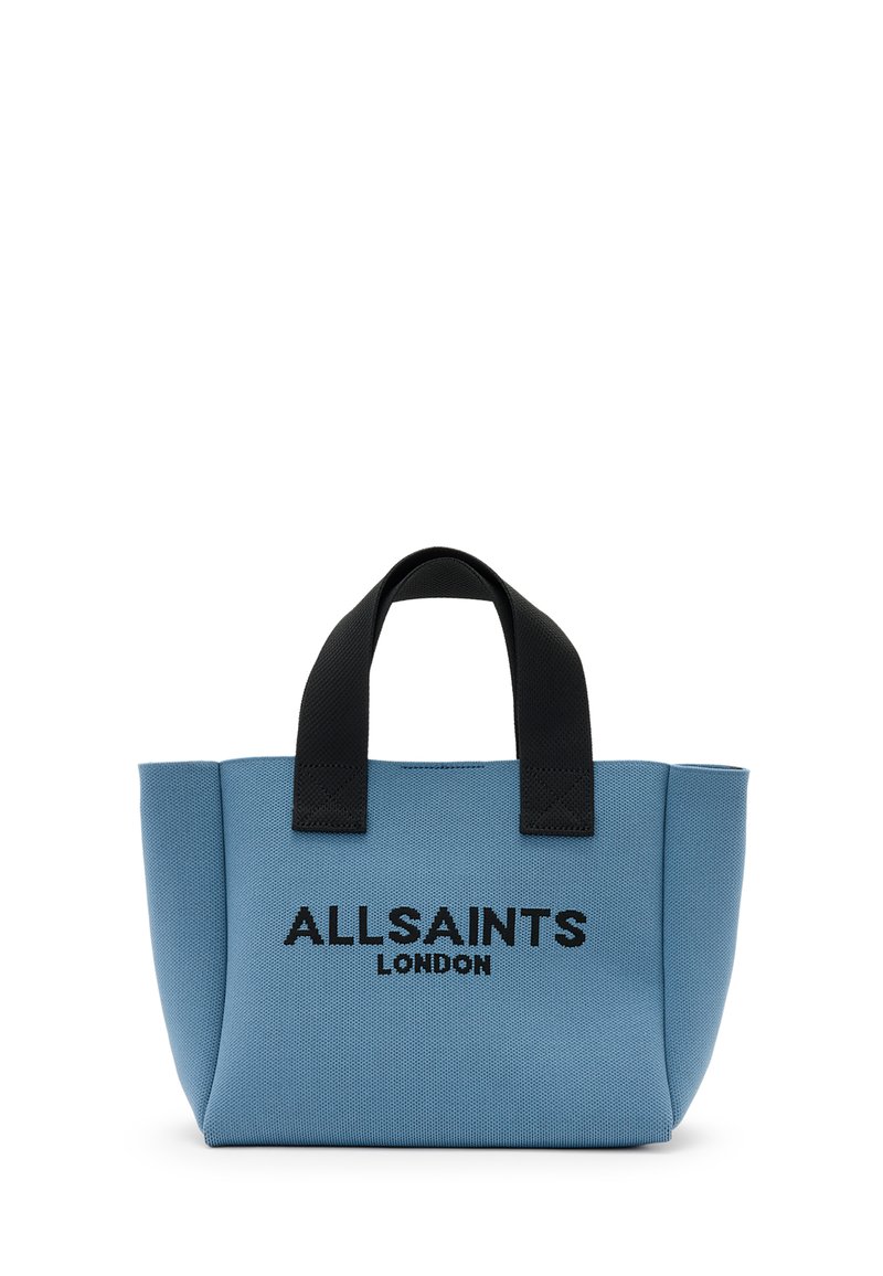 Niebieska torba na ramię z czarnymi uchwytami i wyraźnym czarnym logo "ALLSAINTS LONDON" z przodu. Kompaktowy prostokątny kształt i teksturowana powierzchnia.