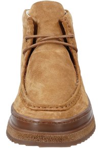 Braune Wildlederstiefel mit runder Zehenform, auffälliger Naht und flachen Schnürsenkeln. Die strukturierte Gummisohle sorgt für Haltbarkeit und Grip.