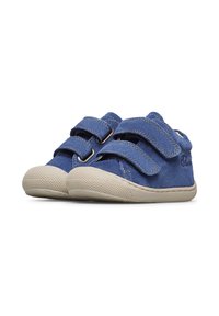 Zapatillas de velcro azules con una parte superior de ante y suelas de goma beige, que presentan dos correas y sutiles detalles de costura.