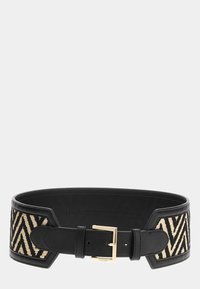 Cinturón de cuero negro con un patrón tejido en diseño de zigzag en crema y negro. La hebilla y los acentos de hardware en tono dorado completan el look.