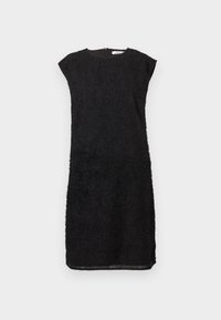 Robe noire texturée sans manches longueur genou avec encolure ronde et fermeture éclair dos, sur fond clair uni.