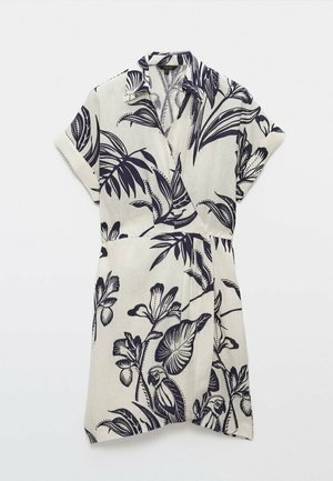 Robe portefeuille blanche à manches courtes avec imprimé noir de feuilles tropicales et d'oiseaux, avec col et encolure en V.