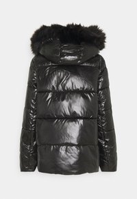 Svart pufferjacka med en glänsande yta, med avtagbar huva med pälsfoder och fyrkantig, vadderad design. Enkel, elegant silhuett.