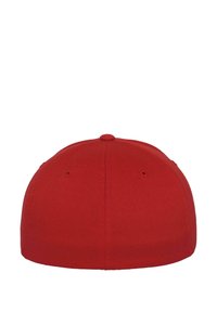 Rode baseballcap, van katoen, ronde kroon, gestikte ventilatiegaten, effen kleur, geen versieringen, gladde textuur.
