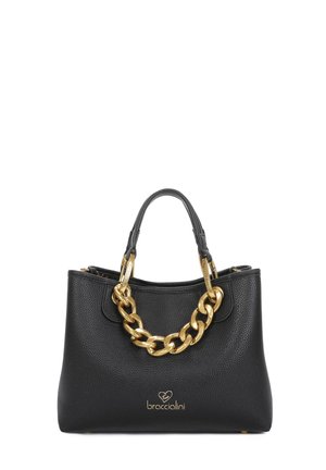 Borsa a tracolla in pelle nera con superficie testurizzata, manici in catena dorata e un accento con logo sulla parte frontale. Design compatto con forma strutturata.