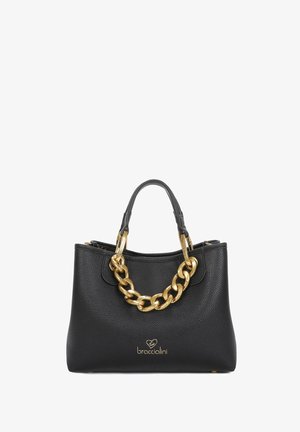 Borsa a tracolla in pelle nera con superficie testurizzata, manici in catena dorata e un accento con logo sulla parte frontale. Design compatto con forma strutturata.